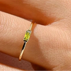 Bague minimaliste avec pierre de naissance rectangulaire pour femme
