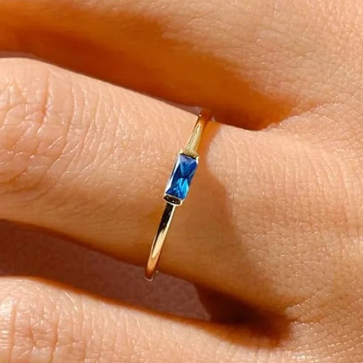 Bague minimaliste avec pierre de naissance rectangulaire pour femme