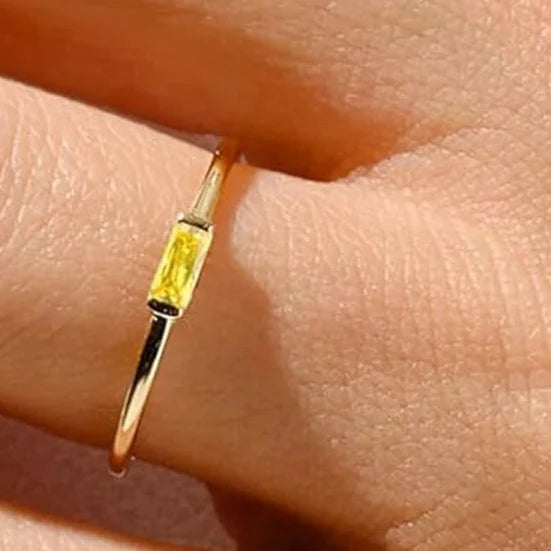 Bague minimaliste avec pierre de naissance rectangulaire pour femme