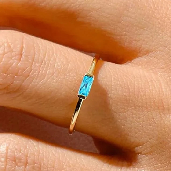 Bague minimaliste avec pierre de naissance rectangulaire pour femme