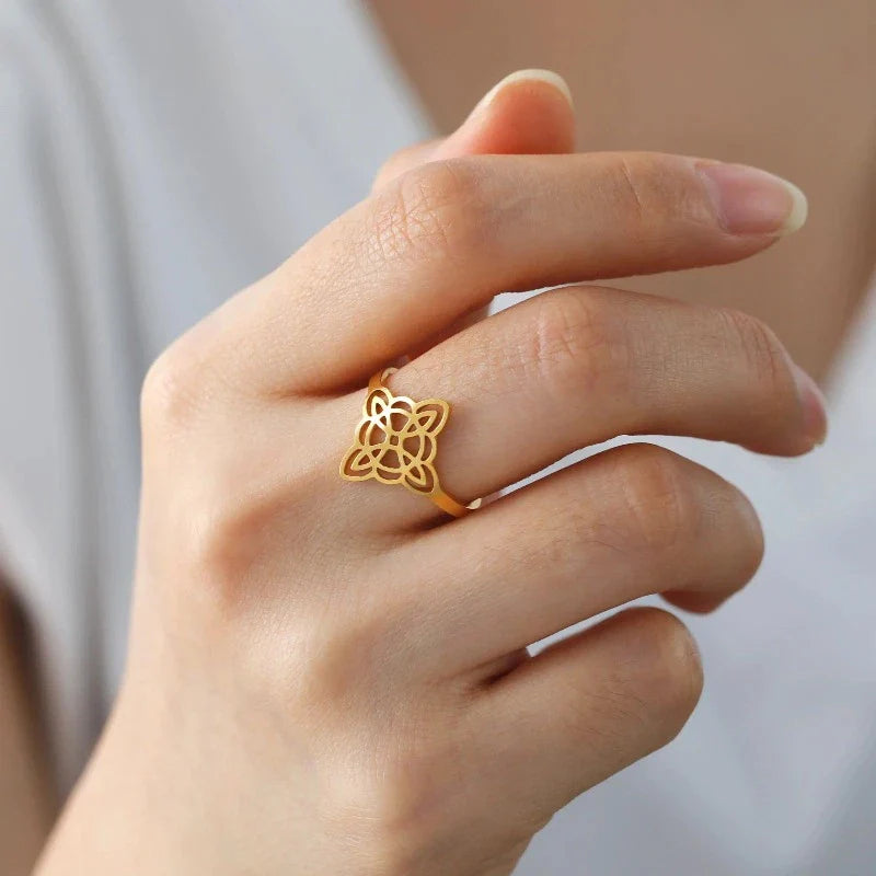 Witch's Knot Ring Gold
