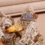 Bague type chevalière avec motif spirale gravé argent