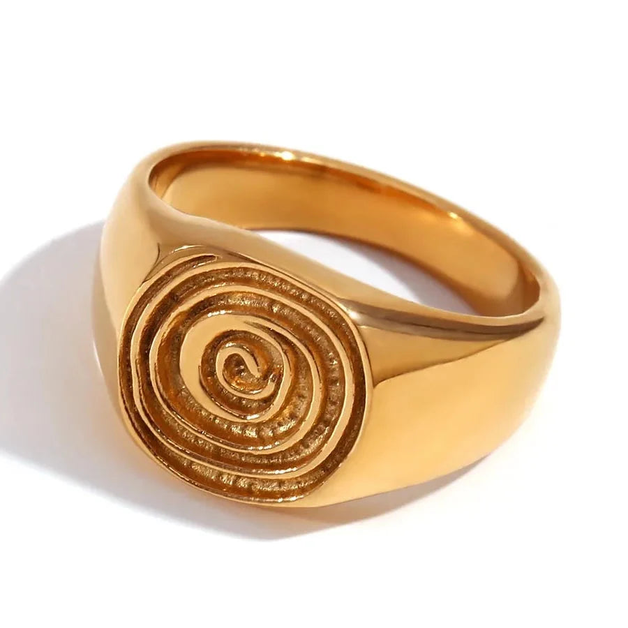 Bague type chevalière avec motif spirale gravé or