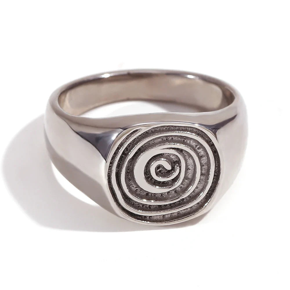 Bague type chevalière avec motif spirale gravé argent