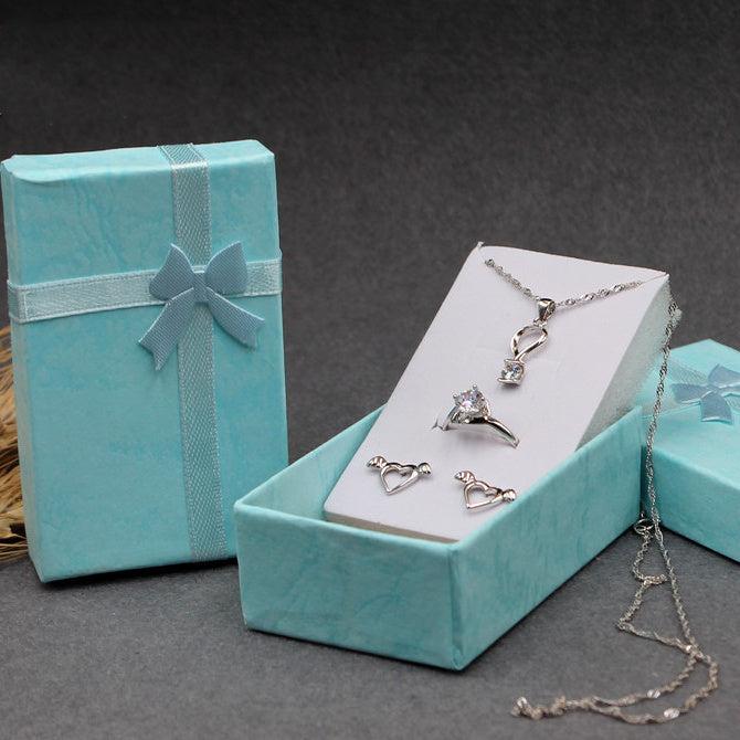 Box for 3 to 4 pieces of jewelry