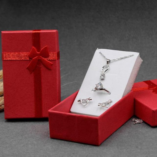 Box for 3 to 4 pieces of jewelry