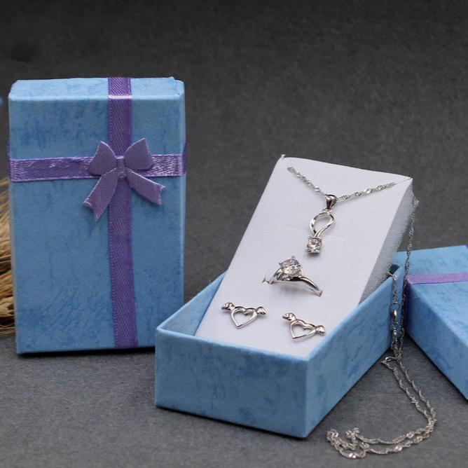 Box for 3 to 4 pieces of jewelry