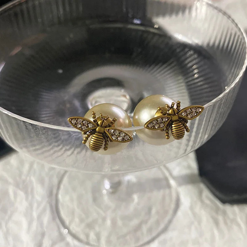 Boucles d'oreilles abeille et perle blanche