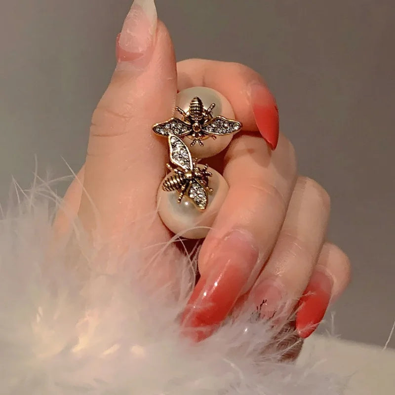 Boucles d'oreilles abeille et perle blanche
