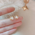Discreet Stud Earrings with White Pearl