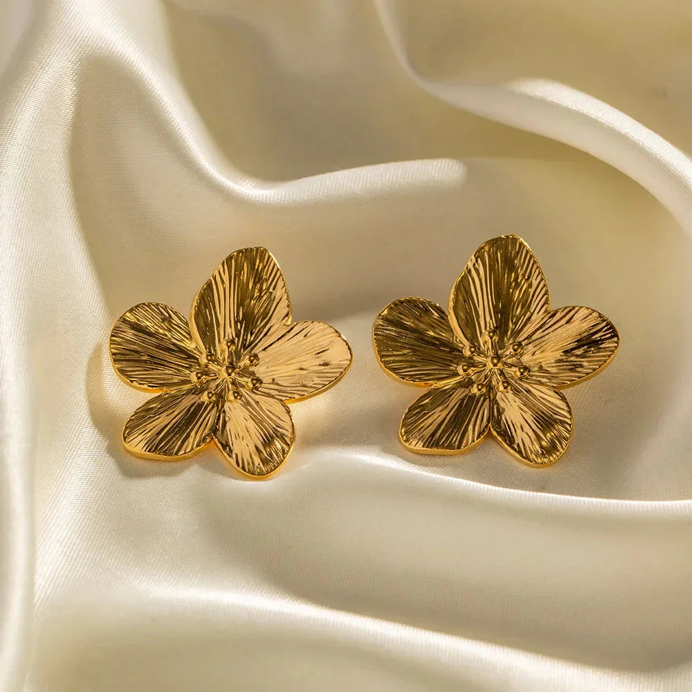 Open Five-Petal Flower Stud Earrings in Gold
