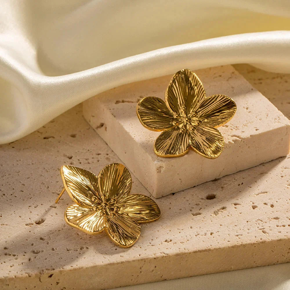 Open Five-Petal Flower Stud Earrings in Gold