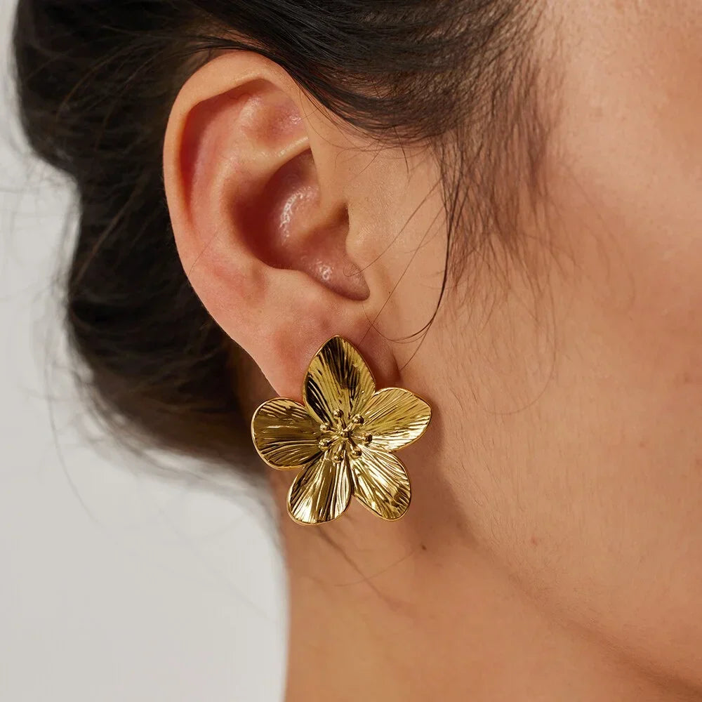 Open Five-Petal Flower Stud Earrings in Gold
