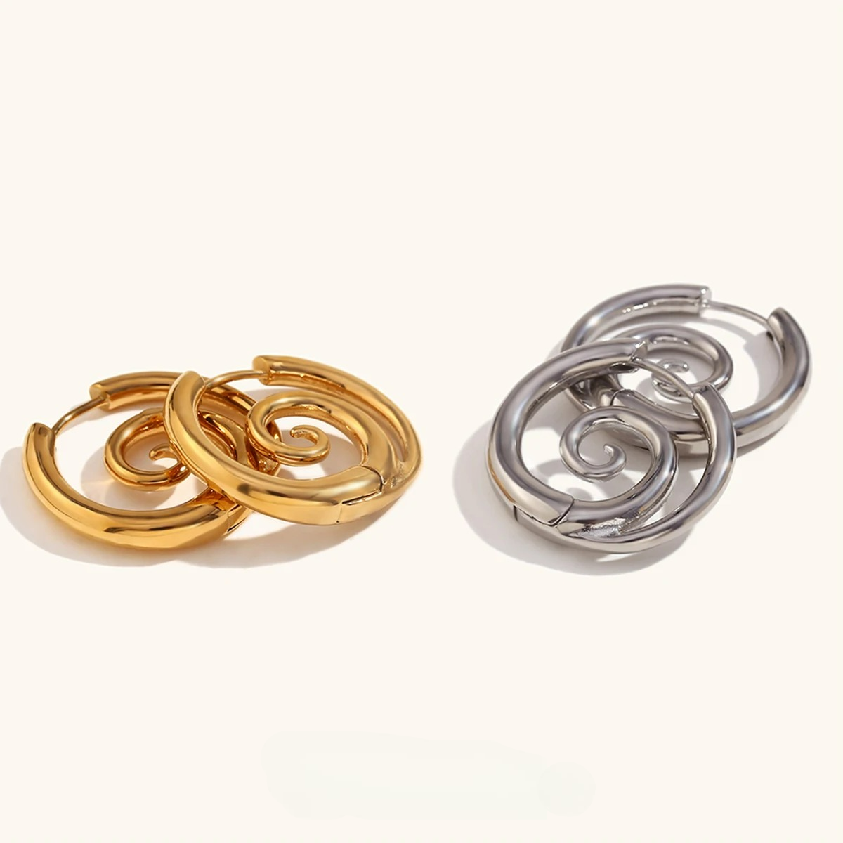Boucles d'oreilles créoles avec motif spirale or