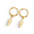 Boucles d'oreilles créoles avec petite plume pendante or