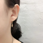 Boucles d'oreilles créoles avec petite plume pendante or