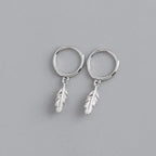 Boucles d'oreilles créoles avec petite plume pendante argent