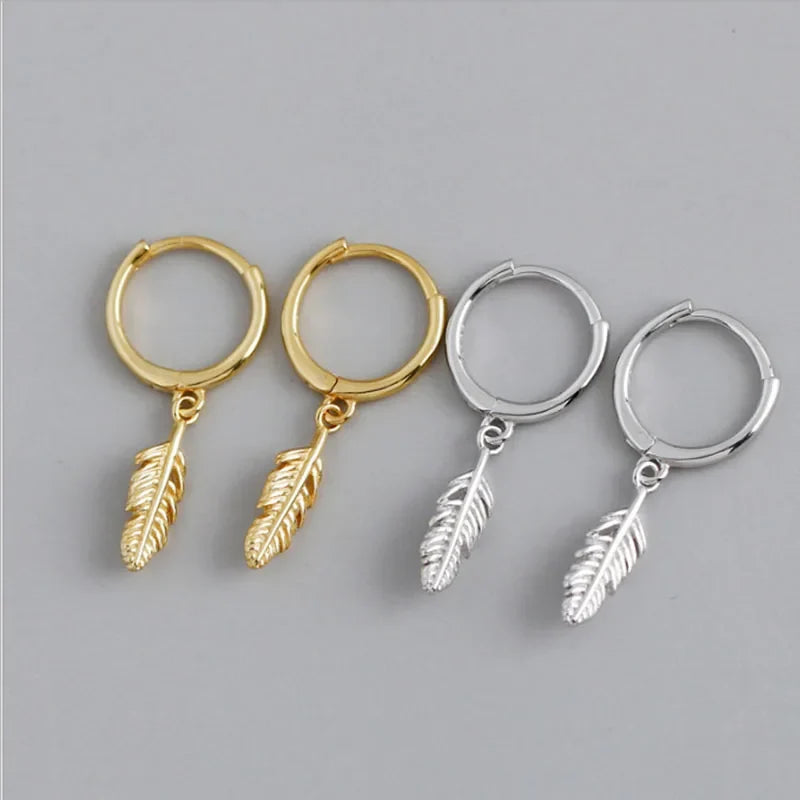 Boucles d'oreilles créoles avec petite plume pendante or