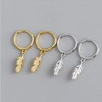 Boucles d'oreilles créoles avec petite plume pendante or