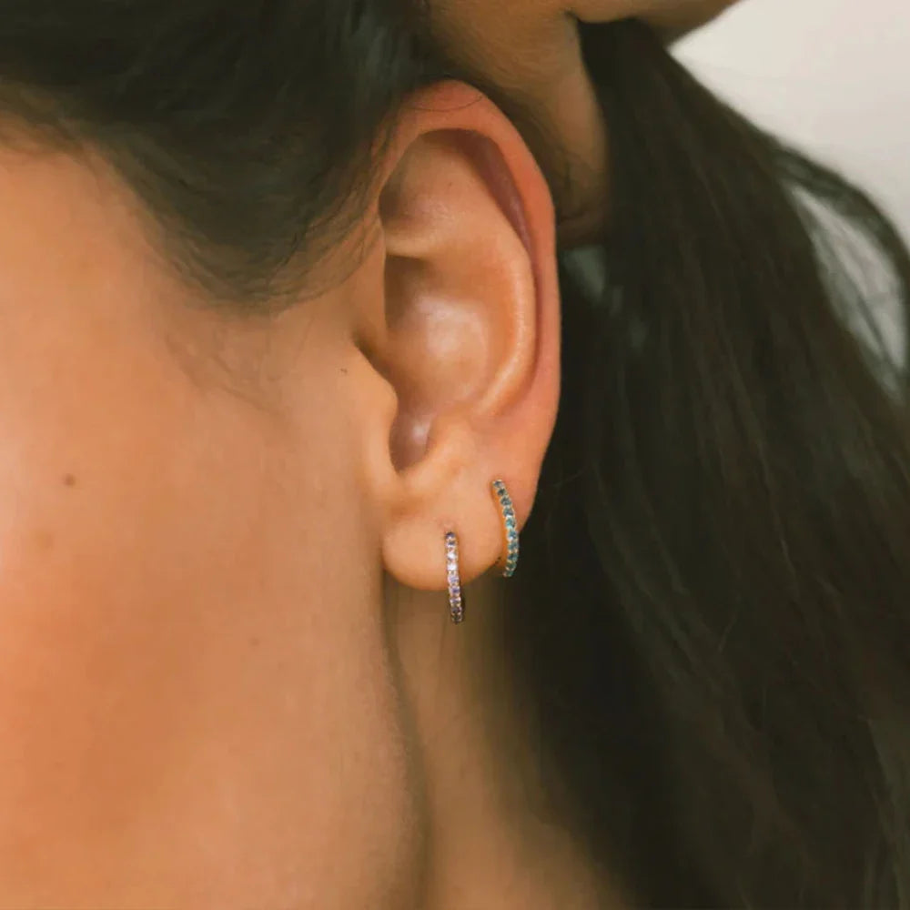 Boucles d'oreilles créoles dorées avec pierre de naissance pour femme