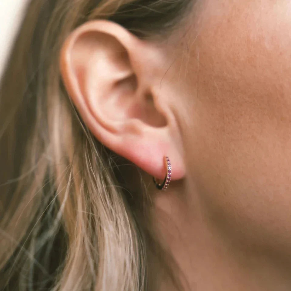 Boucles d'oreilles créoles dorées avec pierre de naissance pour femme