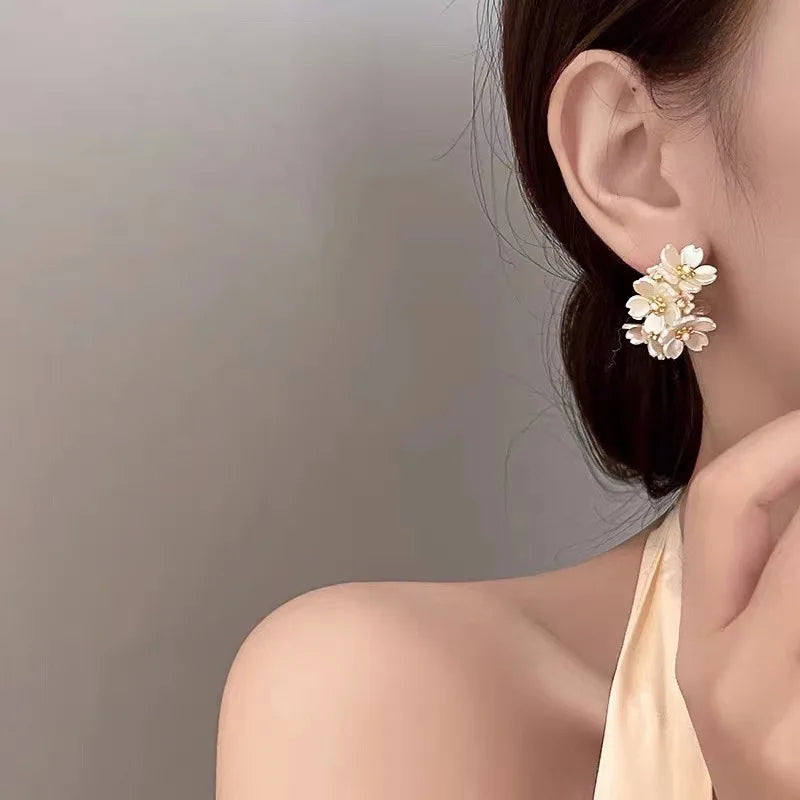 Retro White Flower Hoop Earrings