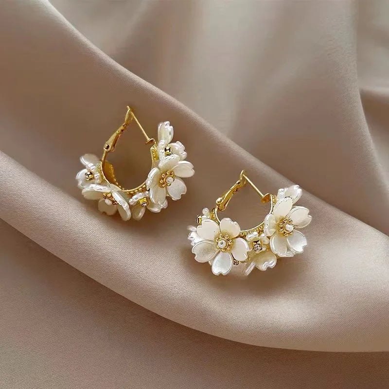 Retro White Flower Hoop Earrings