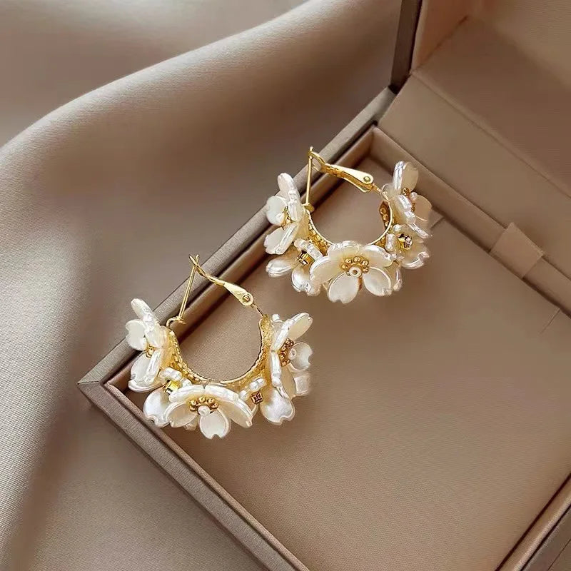 Retro White Flower Hoop Earrings