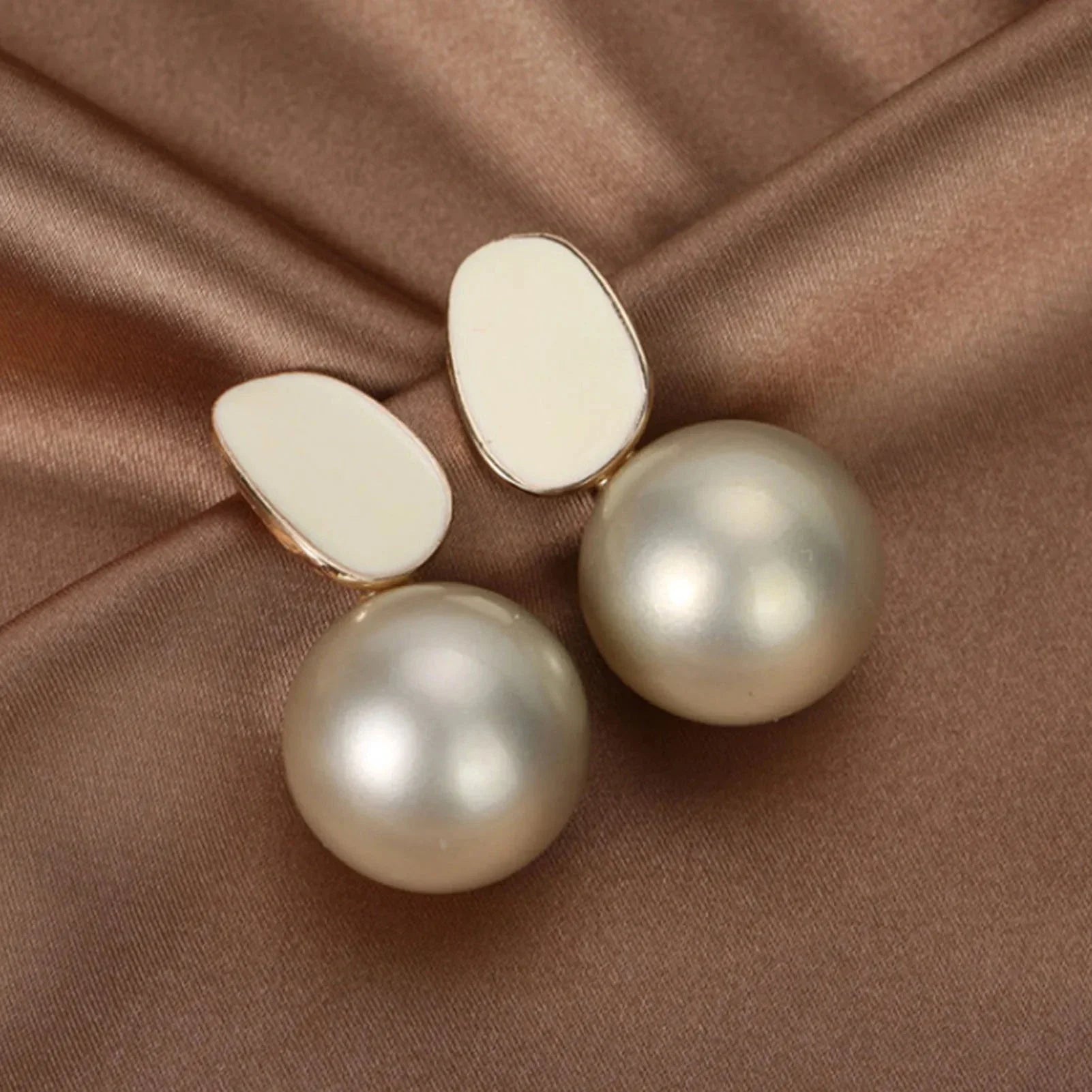 Retro Style Earrings with Beige White Pearls