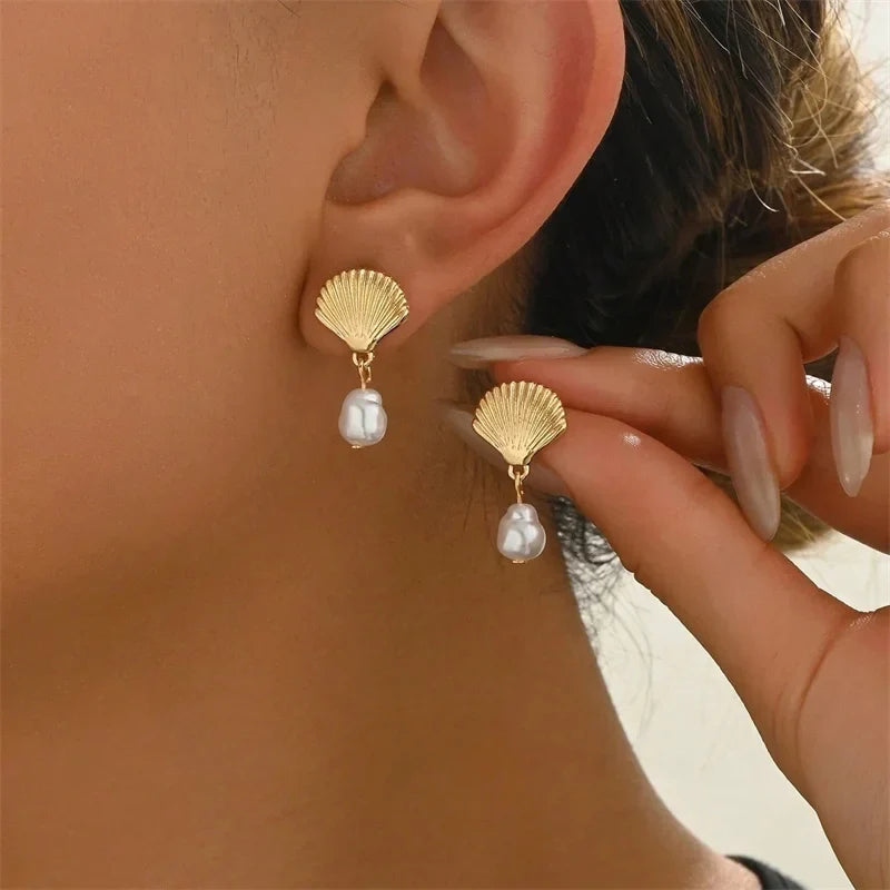 Boucles d'oreilles dorées coquillage et perle