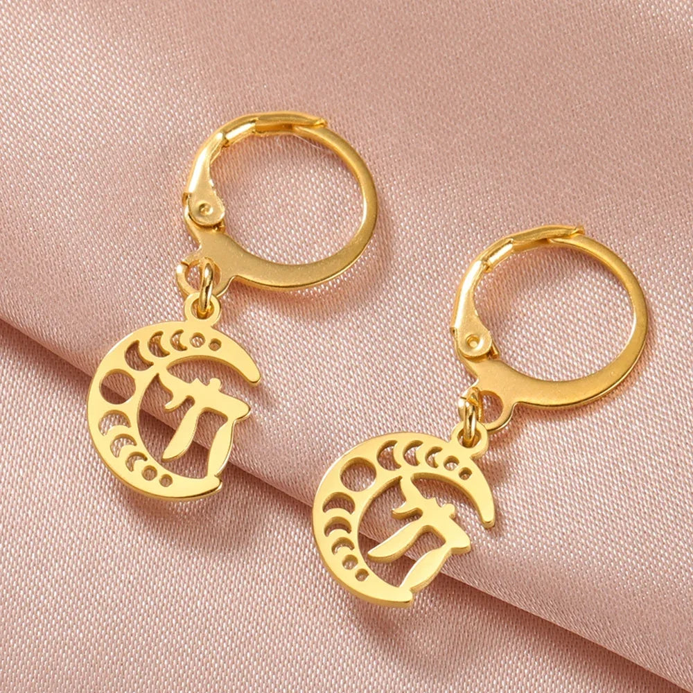 Boucles d'oreilles pendantes avec le symbole de vie Chai sur croissant de lune or