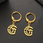Boucles d'oreilles pendantes avec le symbole de vie Chai sur croissant de lune or
