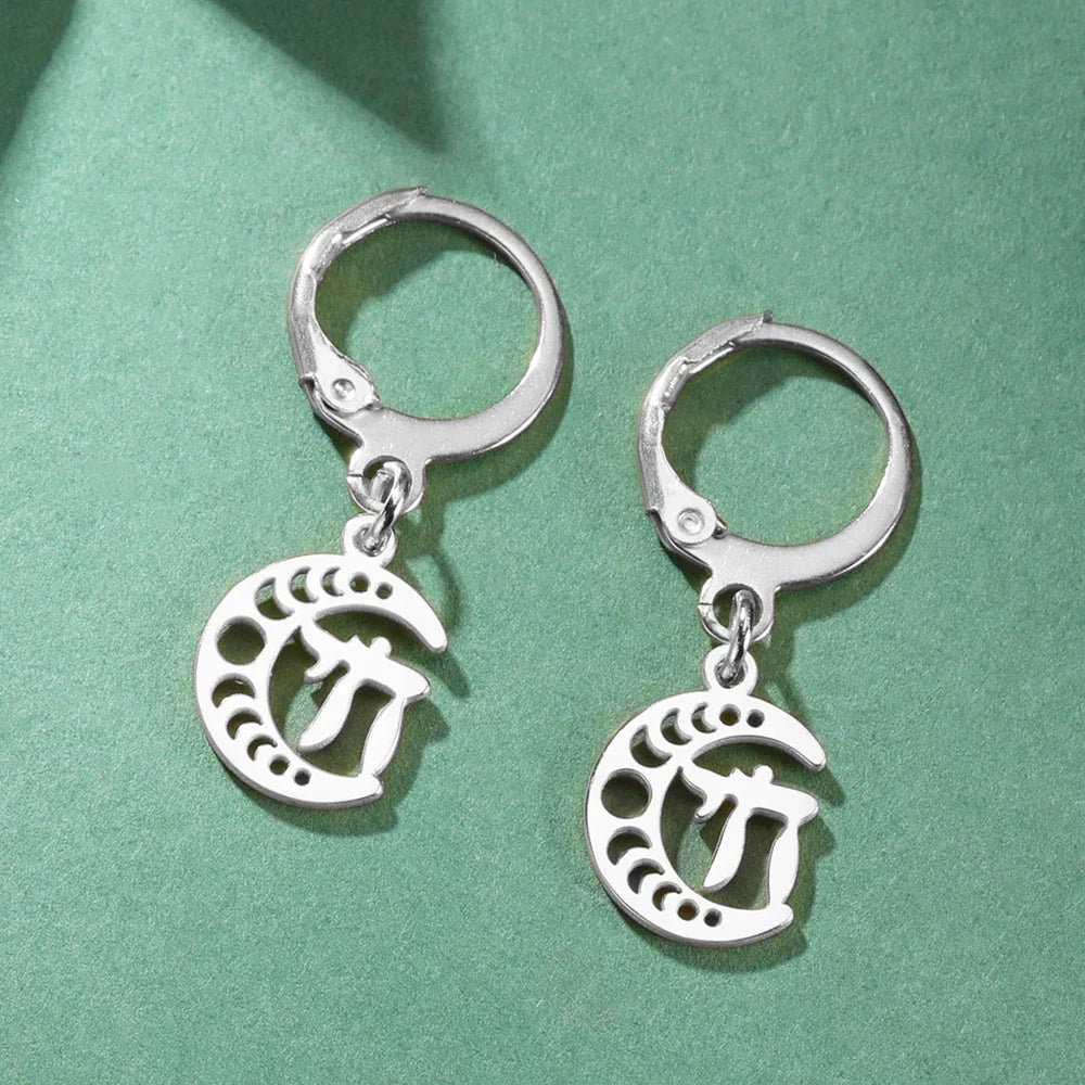 Boucles d'oreilles pendantes avec le symbole de vie Chai sur croissant de lune argent