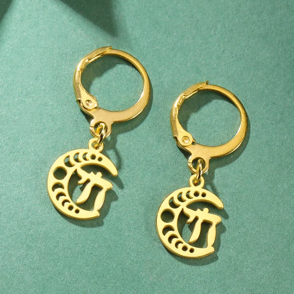 Boucles d'oreilles pendantes avec le symbole de vie Chai sur croissant de lune or