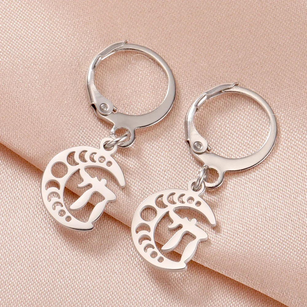 Boucles d'oreilles pendantes avec le symbole de vie Chai sur croissant de lune argent