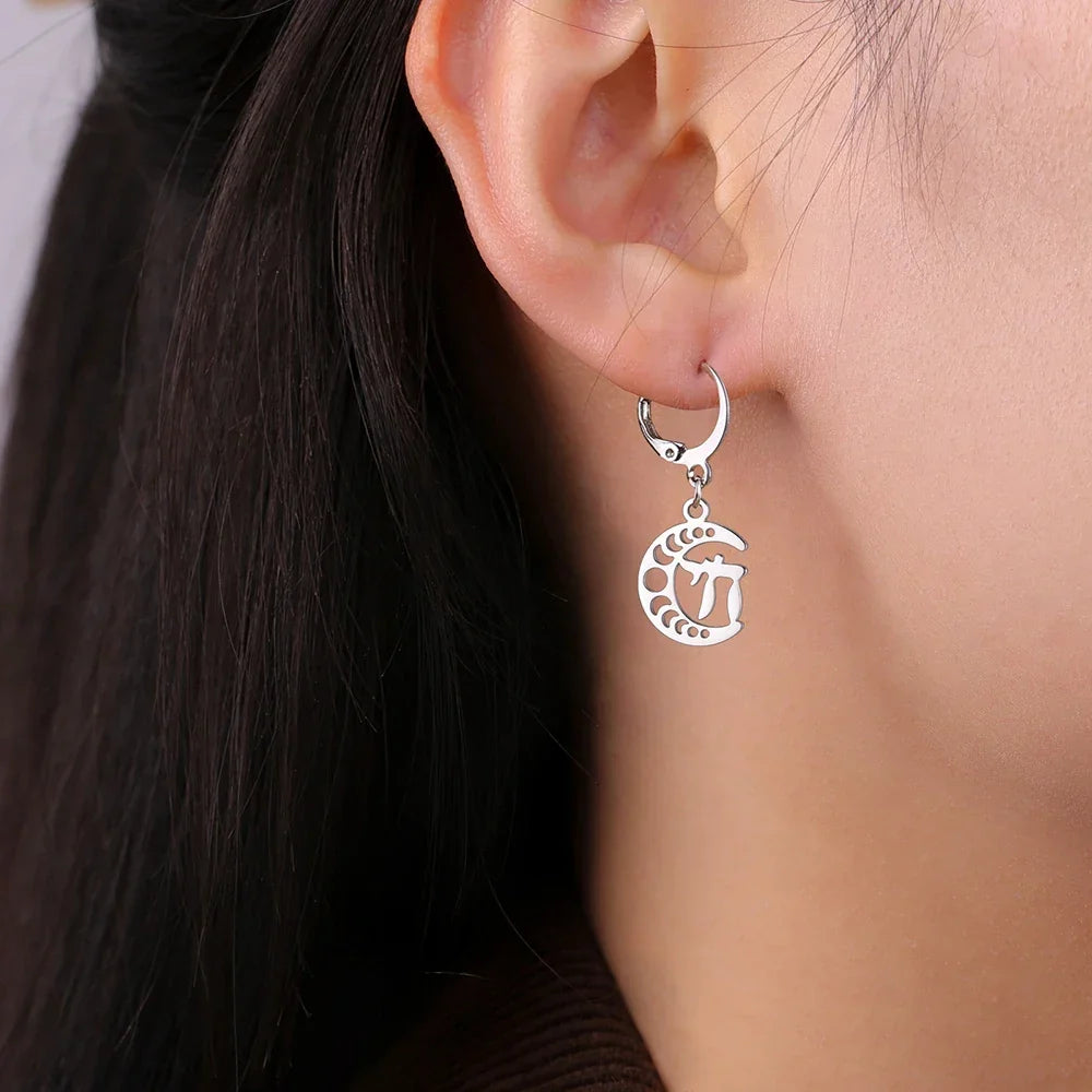 Boucles d'oreilles pendantes avec le symbole de vie Chai sur croissant de lune argent