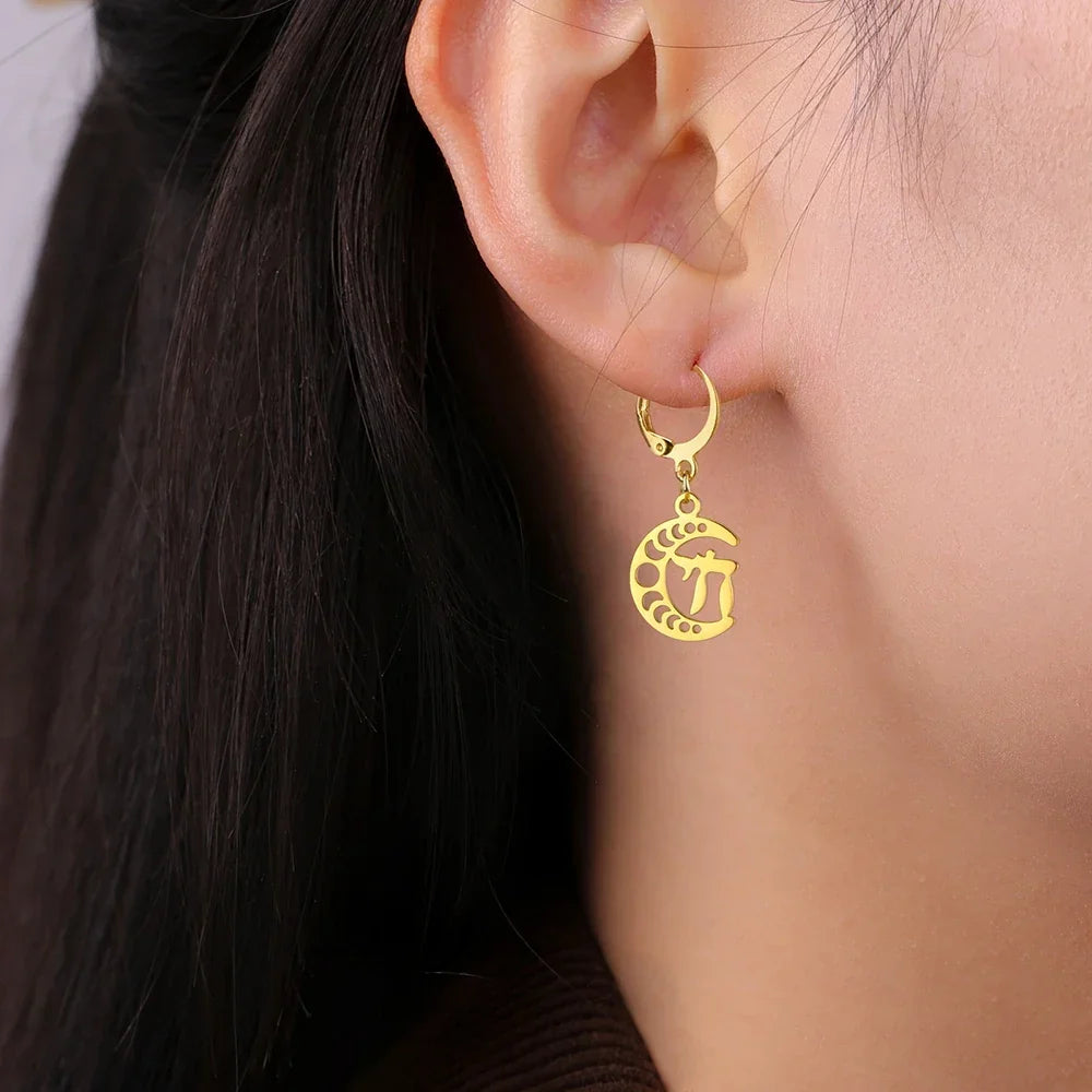 Boucles d'oreilles pendantes avec le symbole de vie Chai sur croissant de lune or