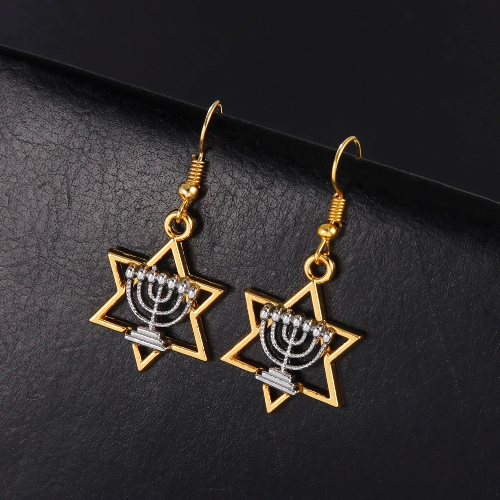 Boucles d'oreilles pendantes avec Menorah et l'étoile de David symboles juifs