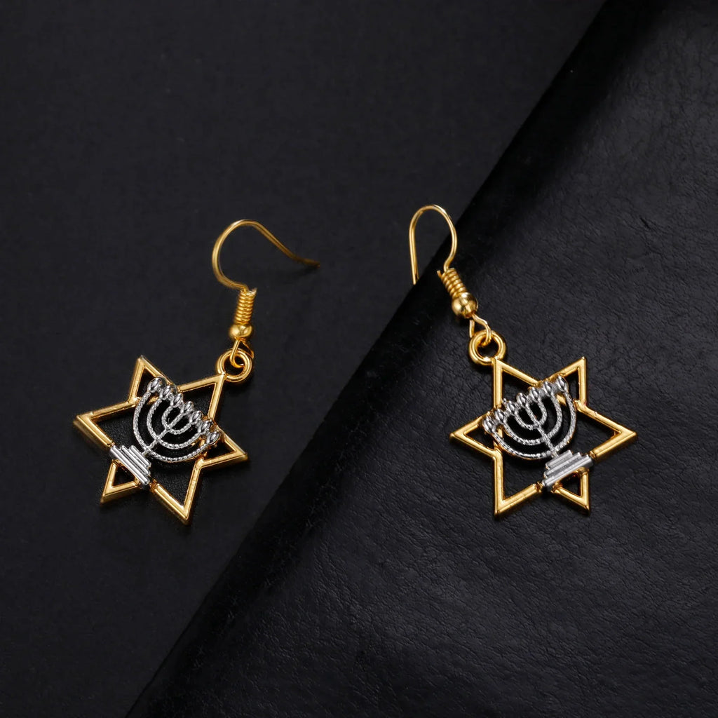 Boucles d'oreilles pendantes avec Menorah et l'étoile de David symboles juifs
