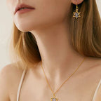 Boucles d'oreilles pendantes avec Menorah et l'étoile de David