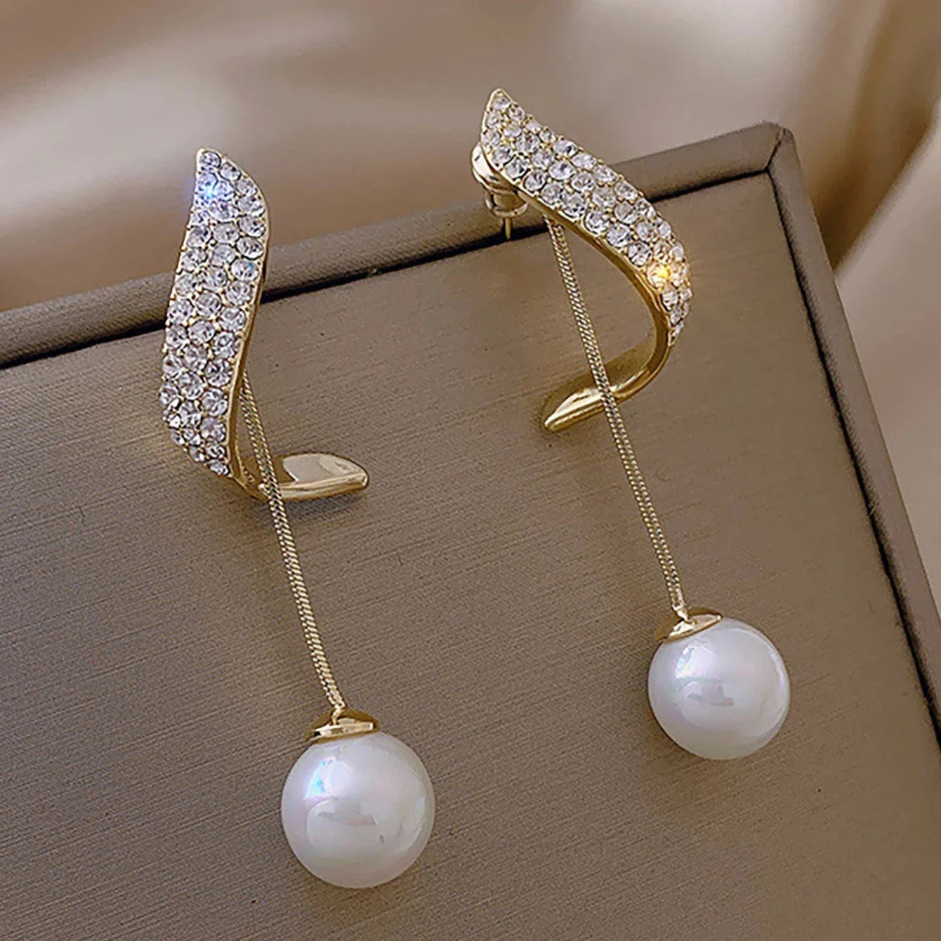 Dangling Earrings with White Pearls 1