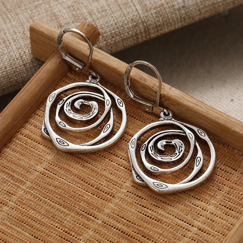 Boucles d'oreilles pendantes avec spirale ciselée