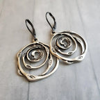 Boucles d'oreilles pendantes avec spirale ciselée