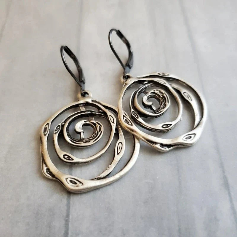 Boucles d'oreilles pendantes avec spirale ciselée