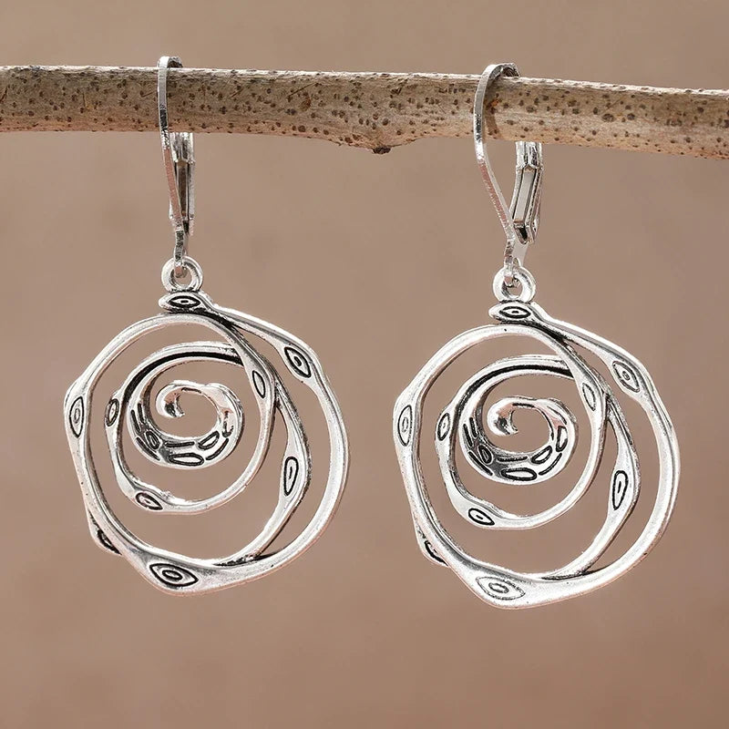 Boucles d'oreilles pendantes avec spirale ciselée