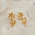 Boucles d'Oreilles Pendantes Corail et Perles Blanches