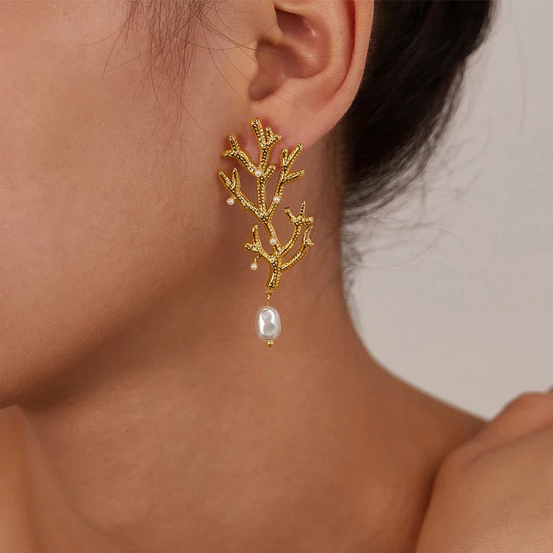 Boucles d'Oreilles Pendantes Corail et Perles Blanches