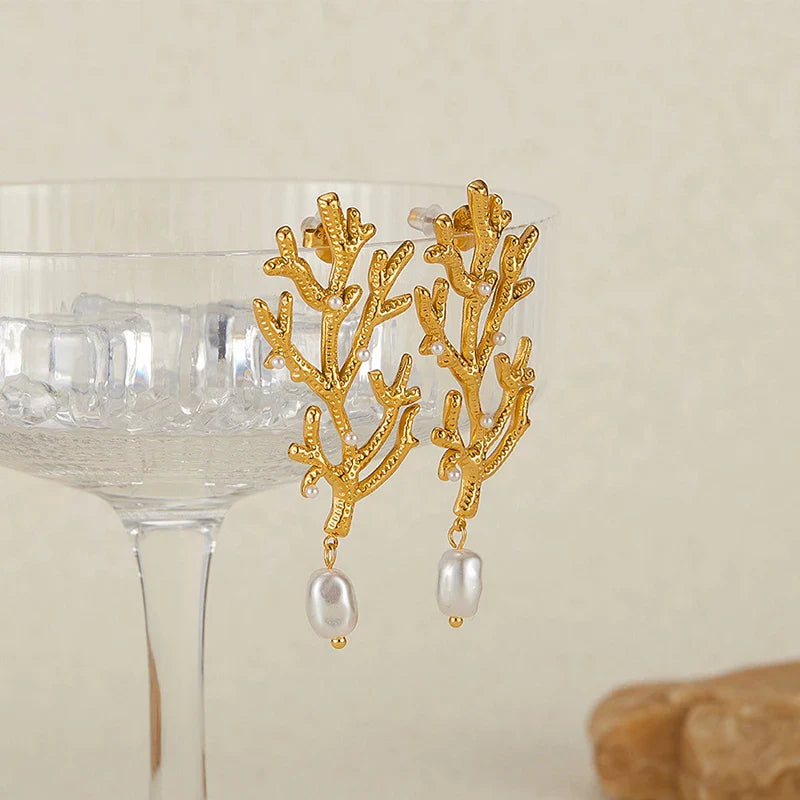 Boucles d'Oreilles Pendantes Corail et Perles Blanches