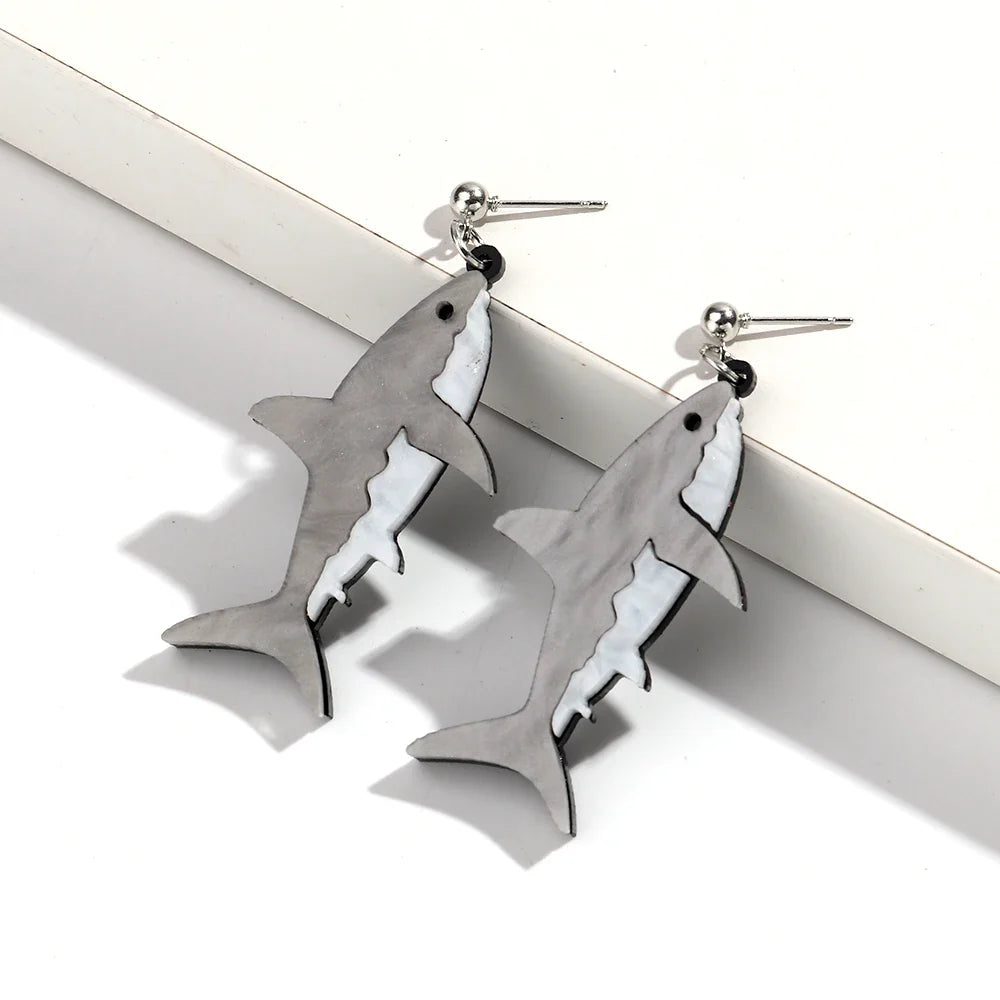 Boucles d'oreilles pendantes en forme de requin gris