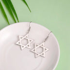 Boucles d'oreilles pendantes hexagonales avec le symbole juif de l'étoile de David argent